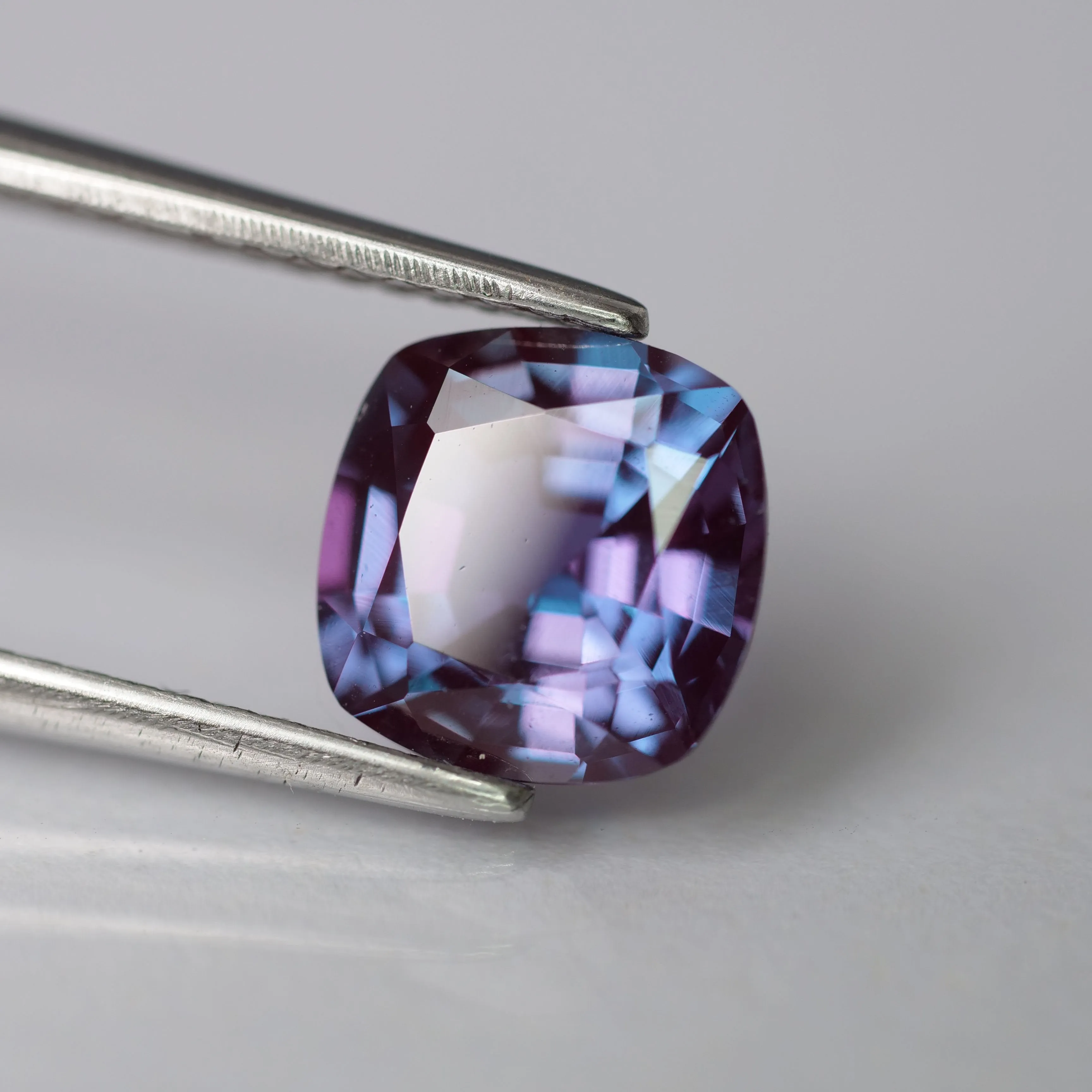 Alexandrite | lab created, colour changing, cushion cut 7mm, 1.80ct