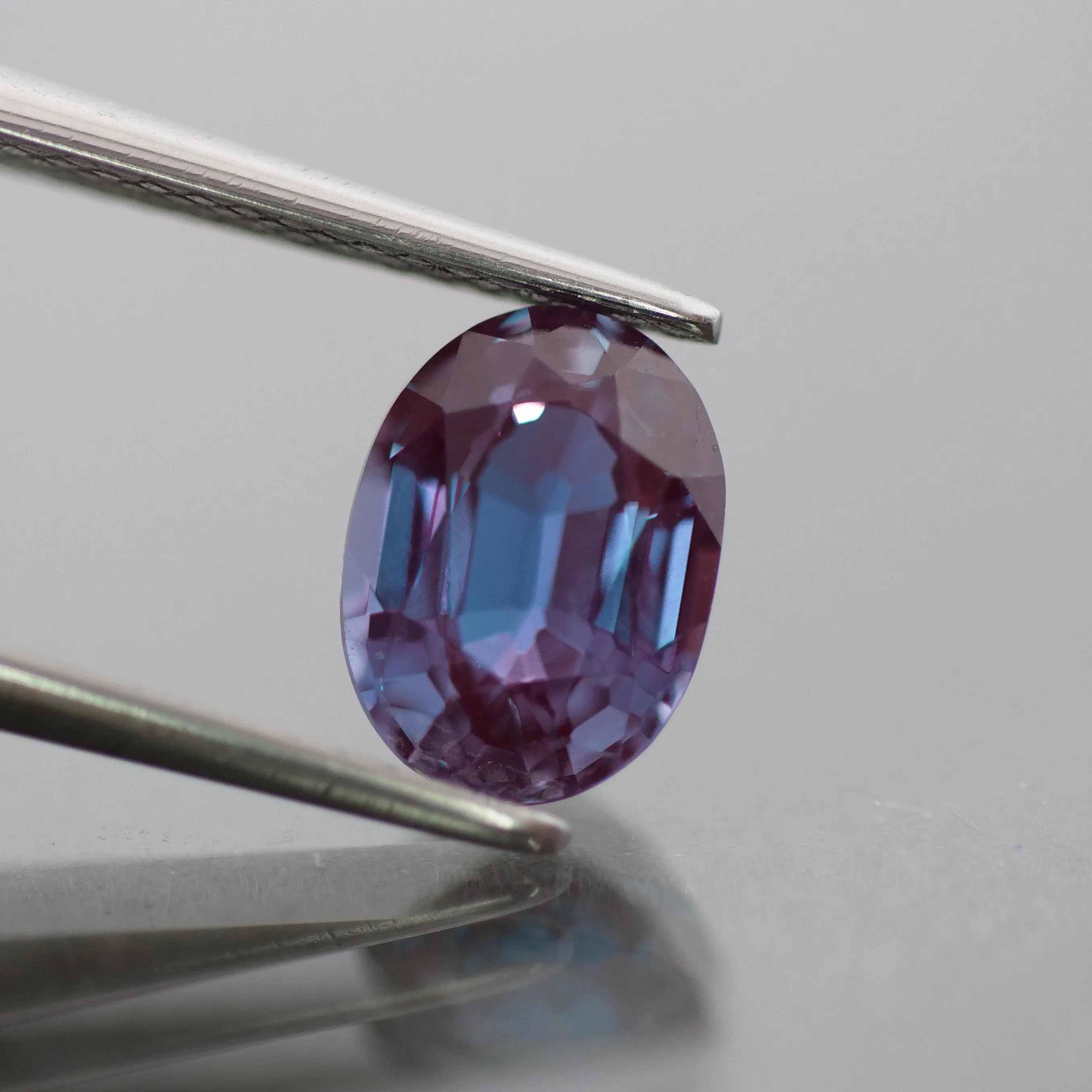 Alexandrite | lab created, colour changing, oval cut 8x6mm, 1.60ct