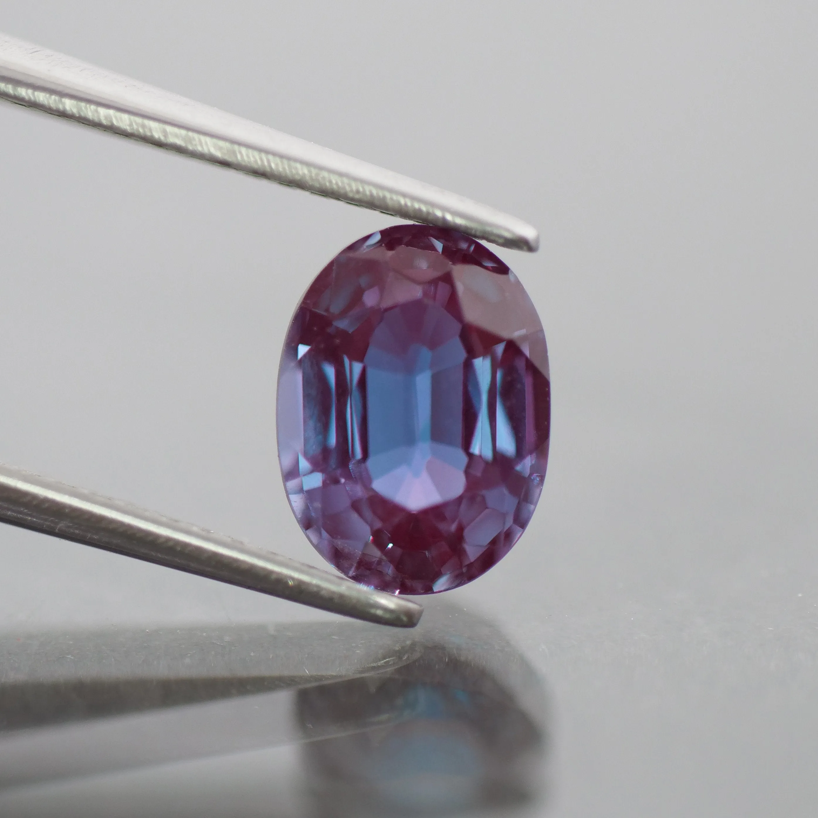 Alexandrite | lab created, colour changing, oval cut 8x6mm, 1.60ct