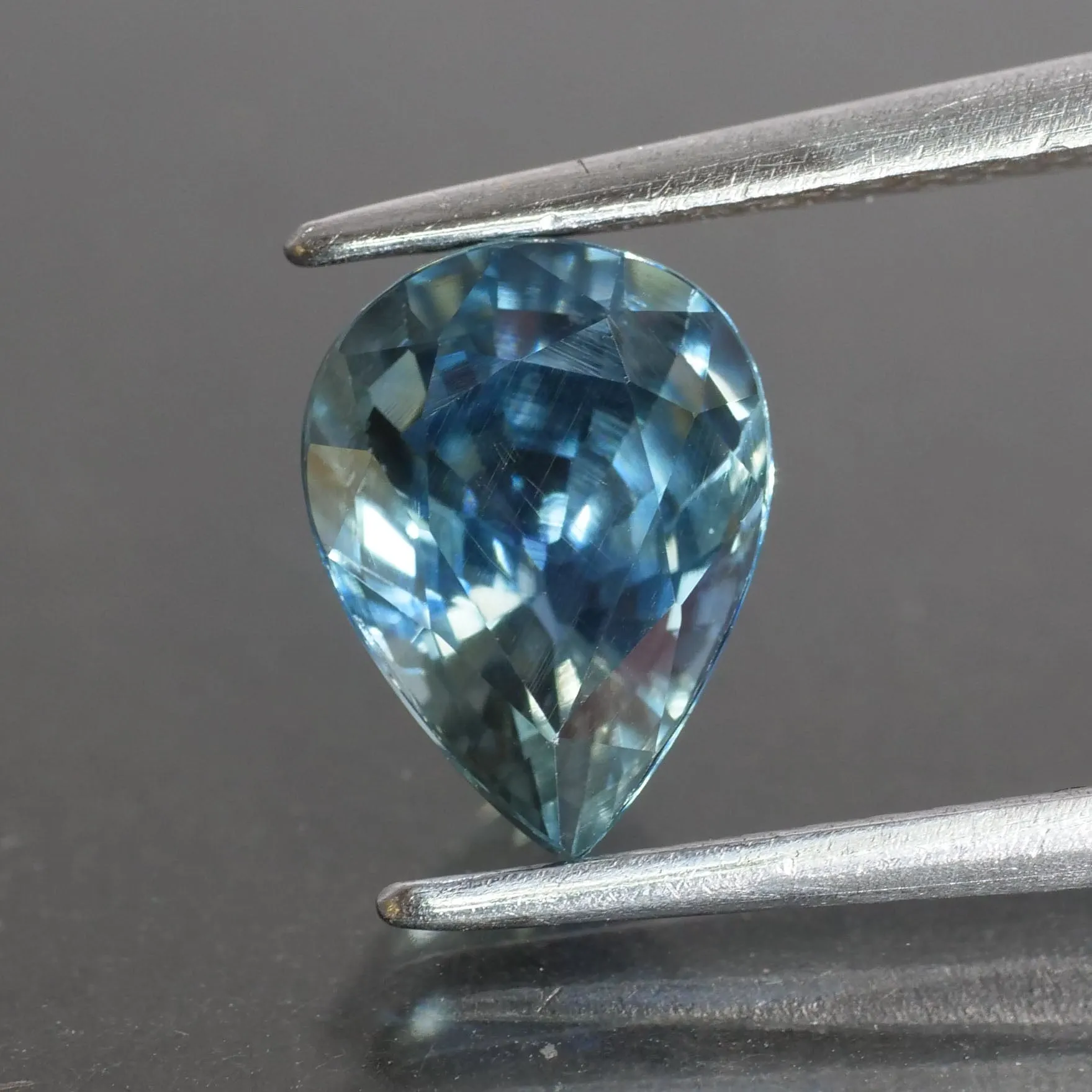 Blue Sapphire | IGI certified | natural, pear cut 8x6mm, VS 1.44ct