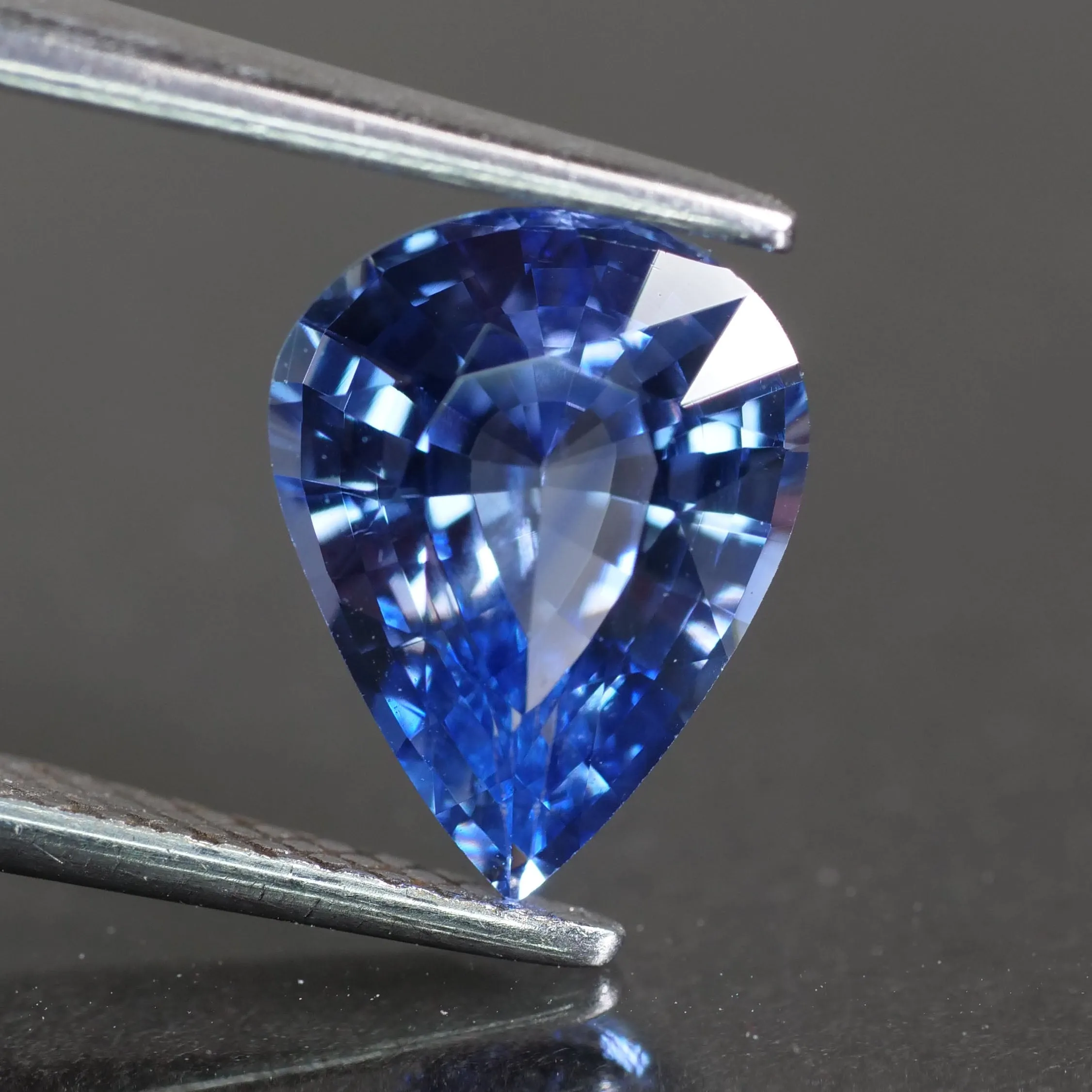 Blue Sapphire | IGI certified | natural, vivid blue, pear cut 9x7* mm, VS, 1.76 ct