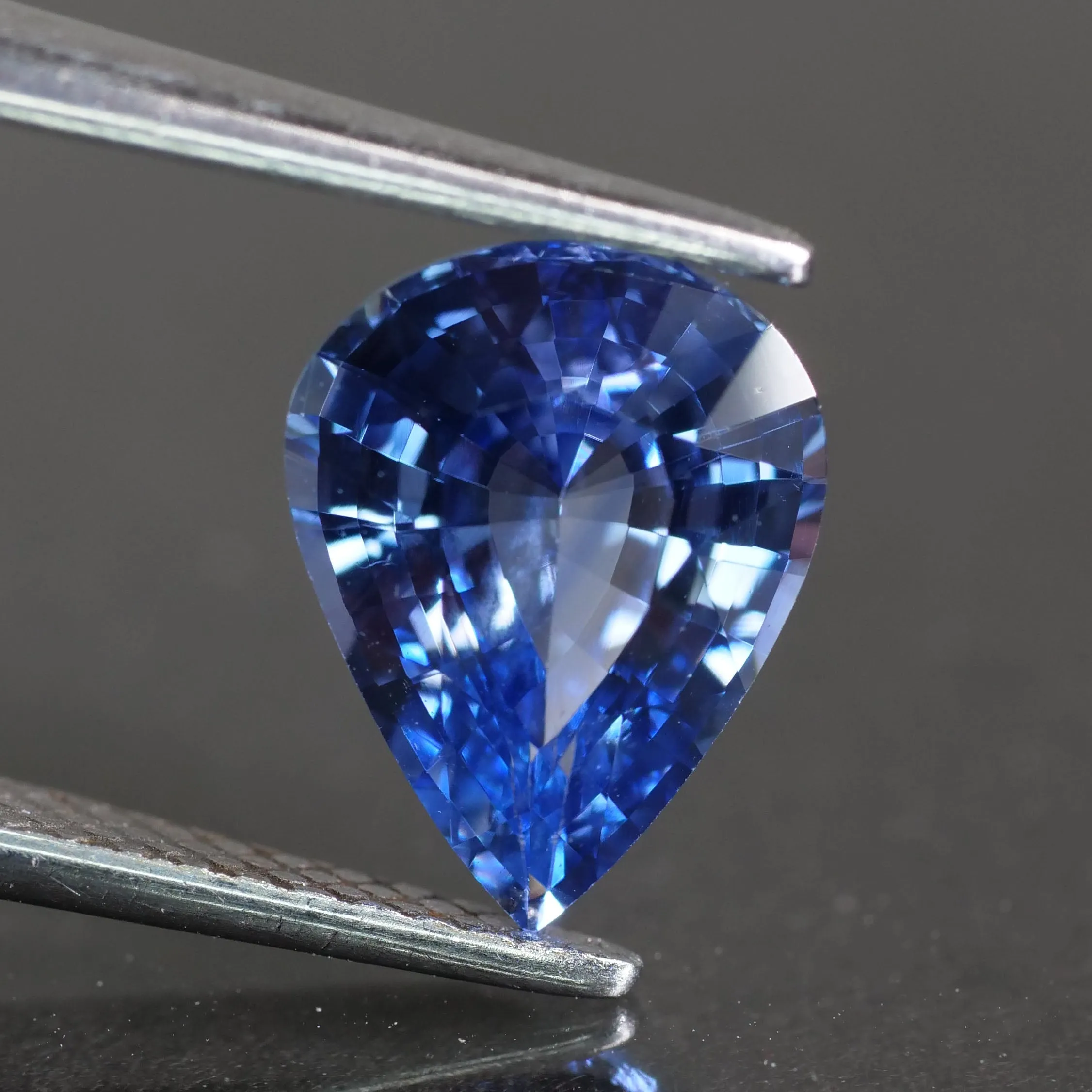 Blue Sapphire | IGI certified | natural, vivid blue, pear cut 9x7* mm, VS, 1.76 ct