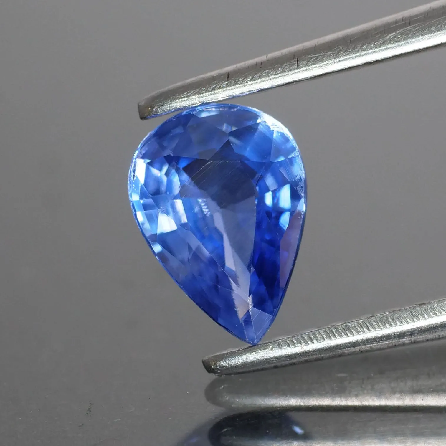 Blue Sapphire | natural, pear cut 7x5 mm, VS, 0.75 ct