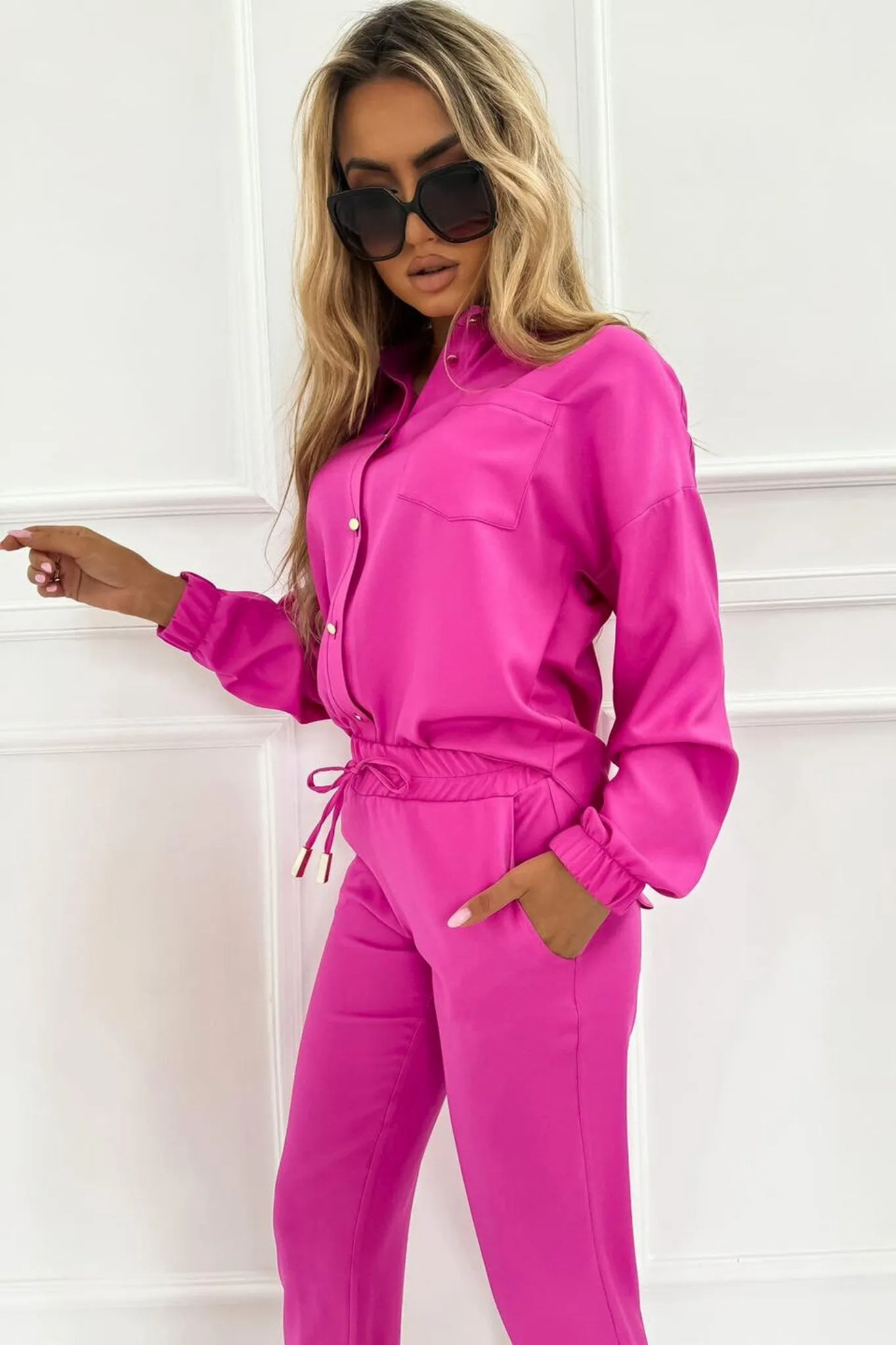 Completo casual fucsia camicia e pantalone con polsini e caviglie elasticizzate