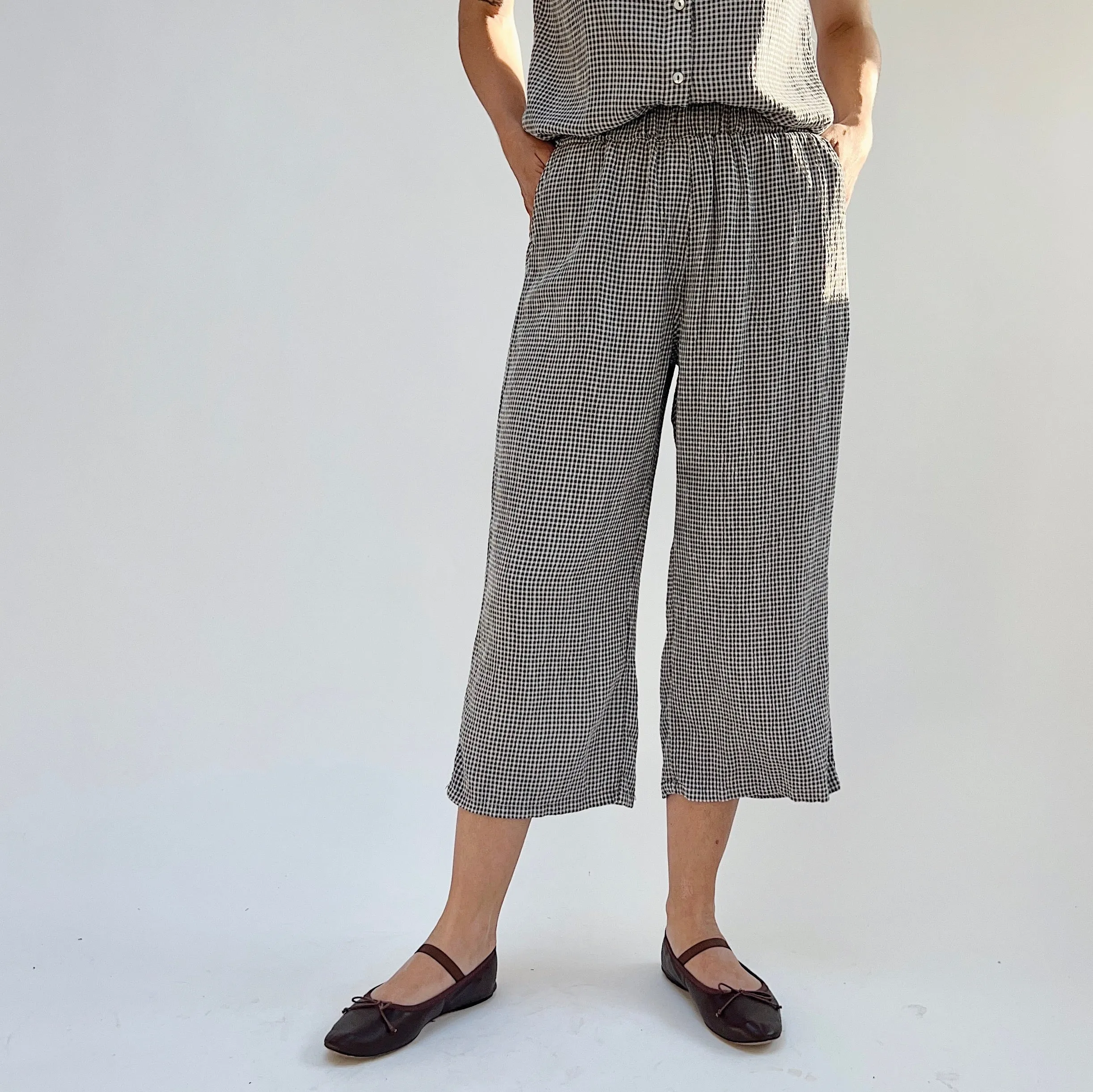 Cut Loose | Crinkle Mini Check Easy Crop Pant in Cobblestone