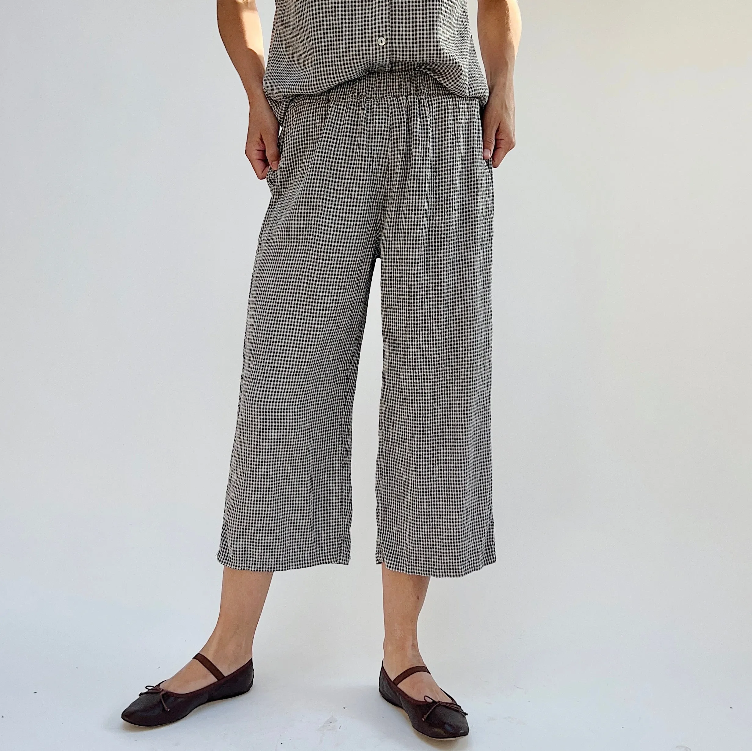 Cut Loose | Crinkle Mini Check Easy Crop Pant in Cobblestone