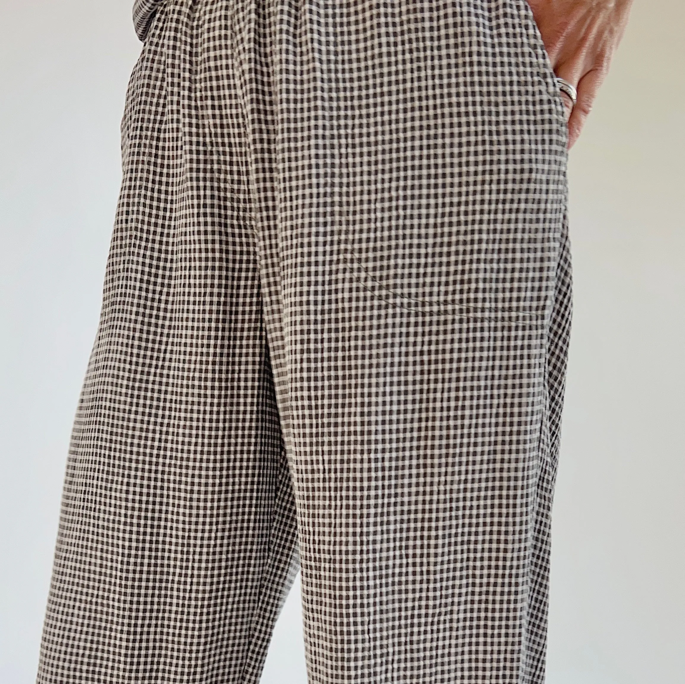 Cut Loose | Crinkle Mini Check Easy Crop Pant in Cobblestone