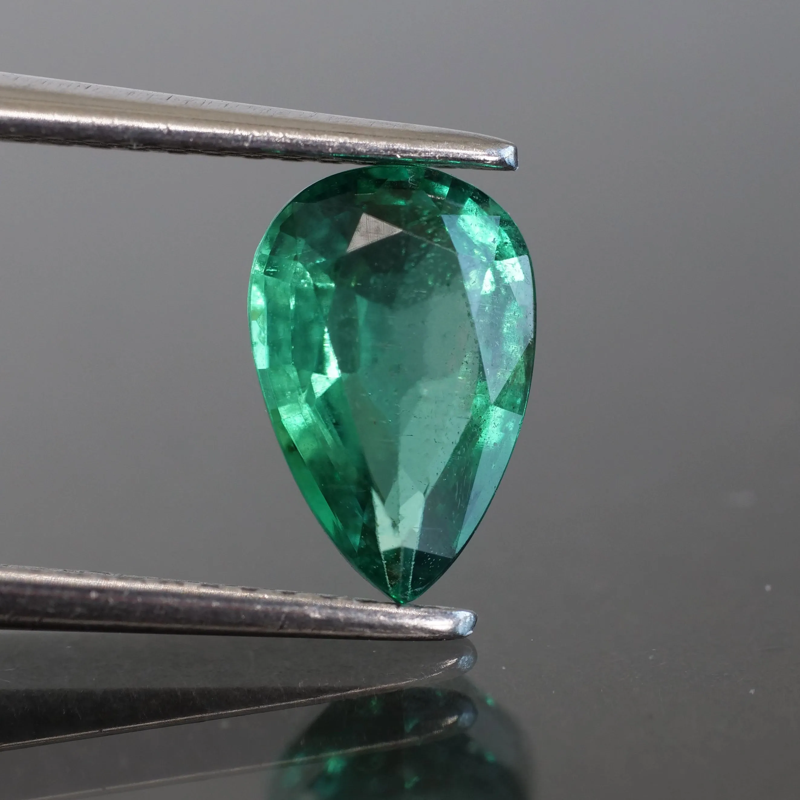 Emerald | IGI certified | natural, green, 9x6mm, AAAA quality, Zambia 1.21ct