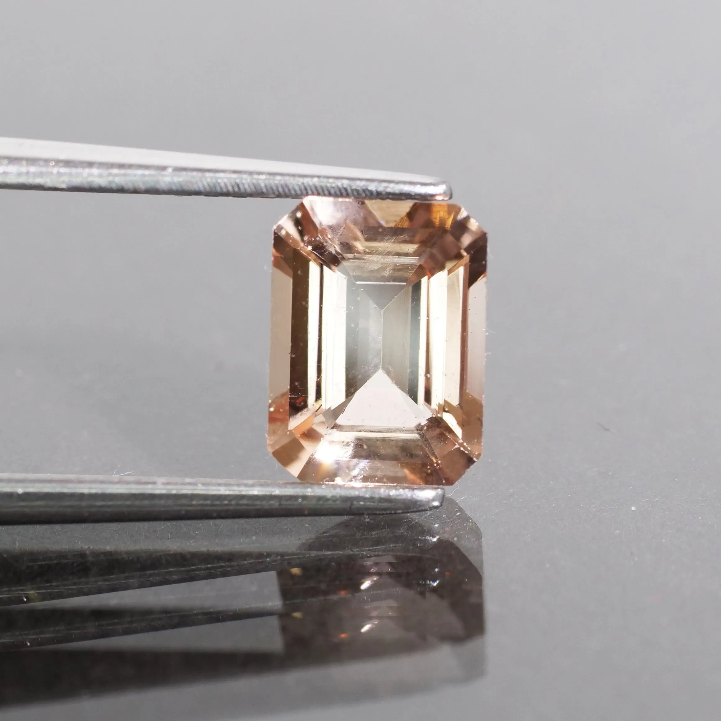 Morganite | natural, peach, octagon cut 8x6mm, VS, 1.35 ct