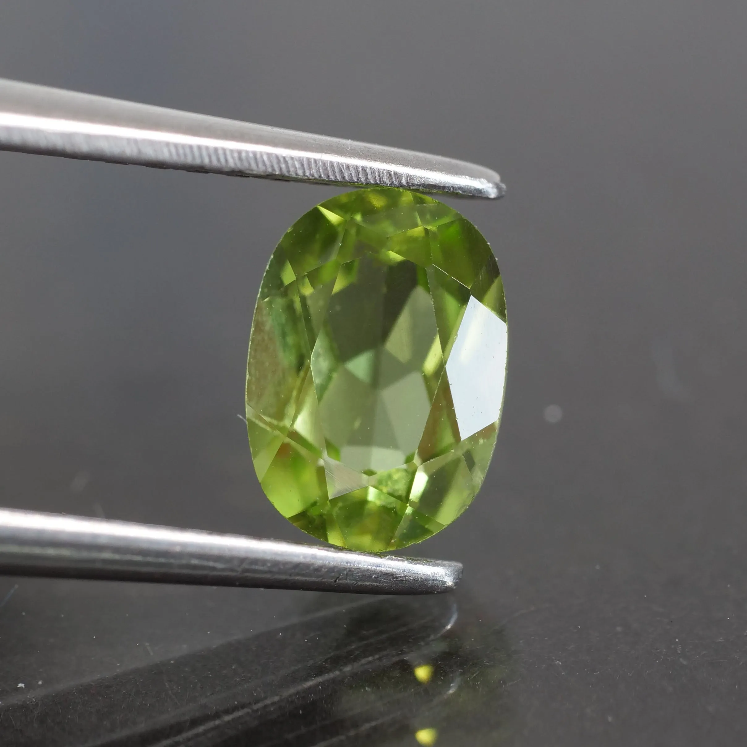 Peridot | natural, oval cut 7x5mm, VS, 1 ct