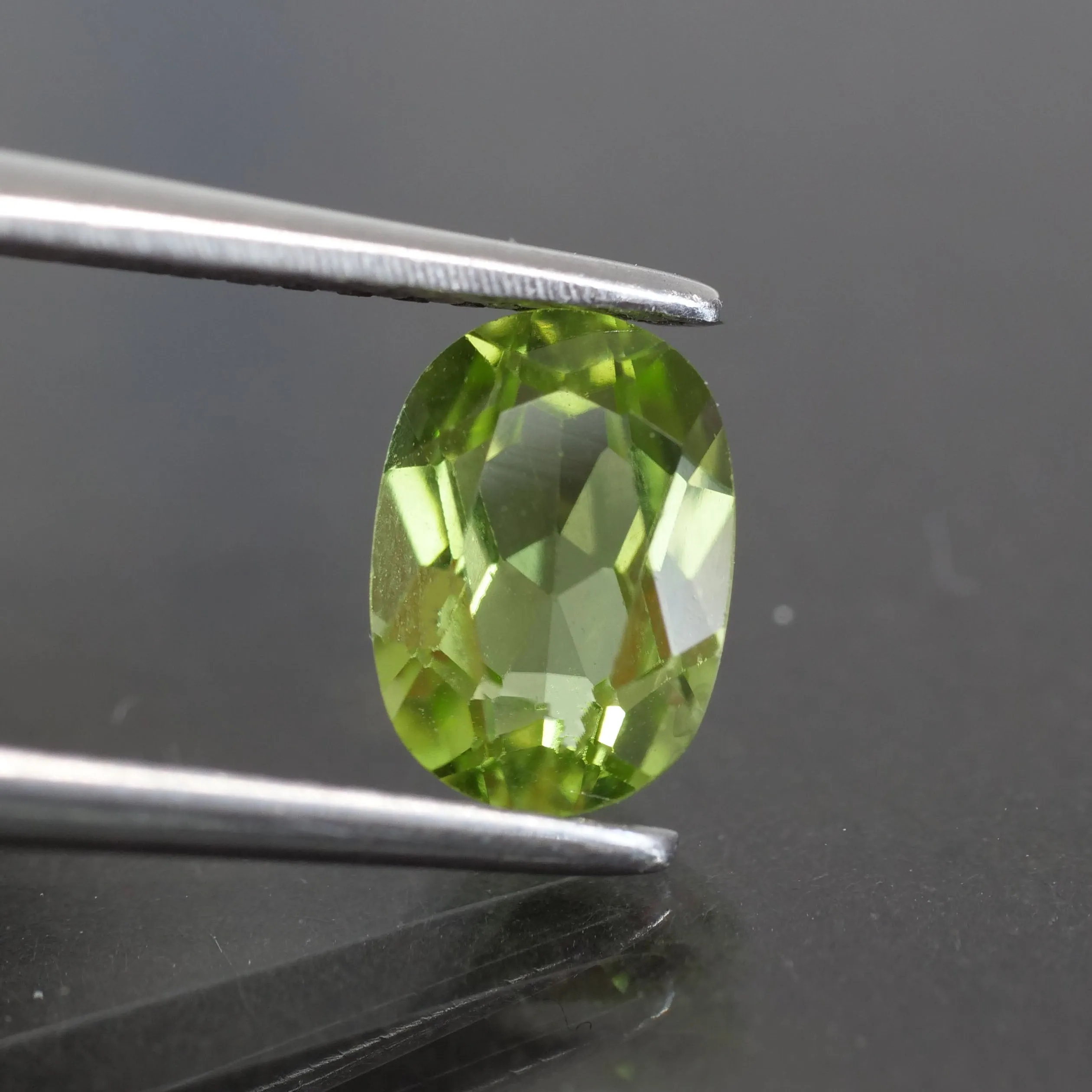 Peridot | natural, oval cut 7x5mm, VS, 1 ct