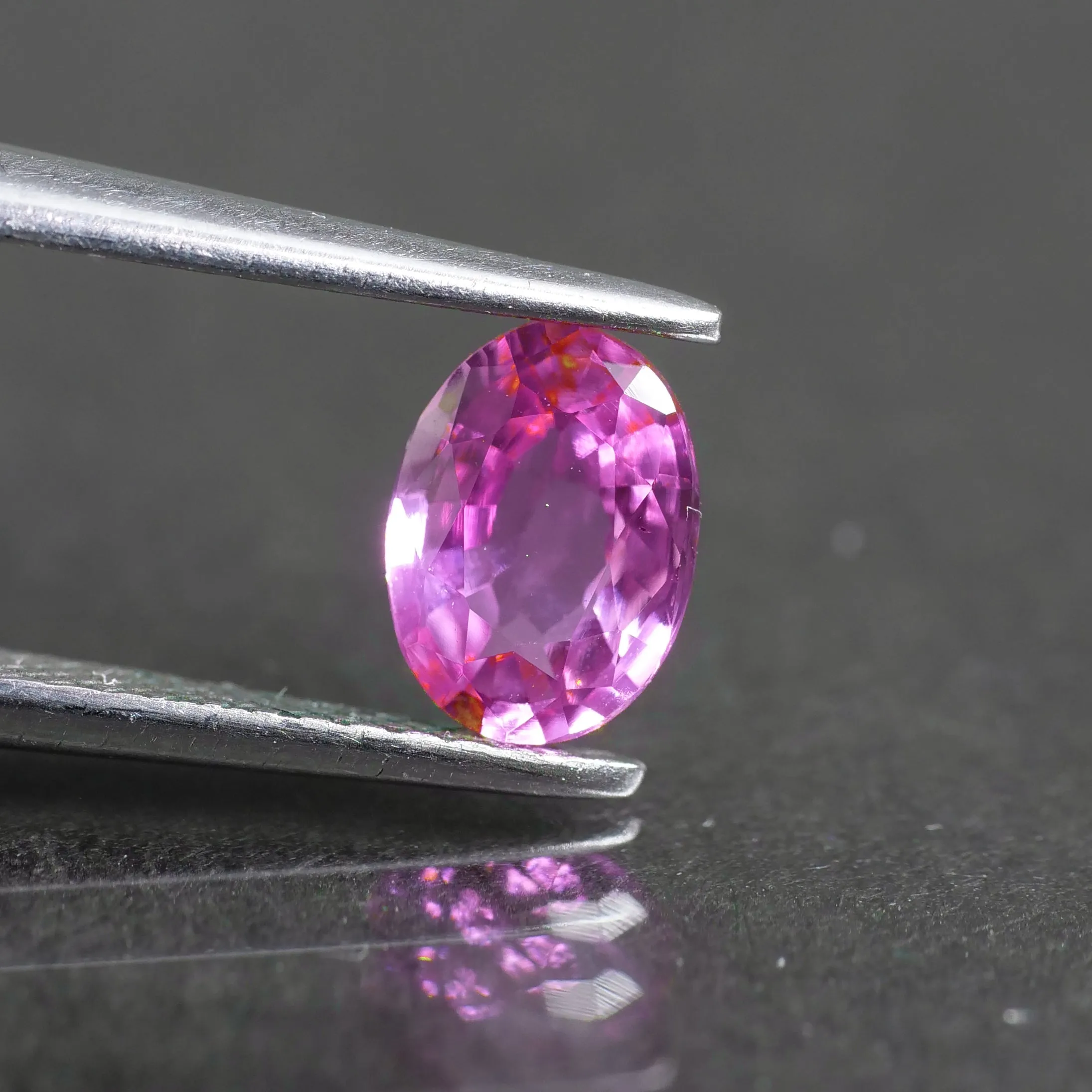 Pink Sapphire | natural, vivid pink colour, oval cut 6,5x4,7 mm, 0.70ct, Sri Lanka