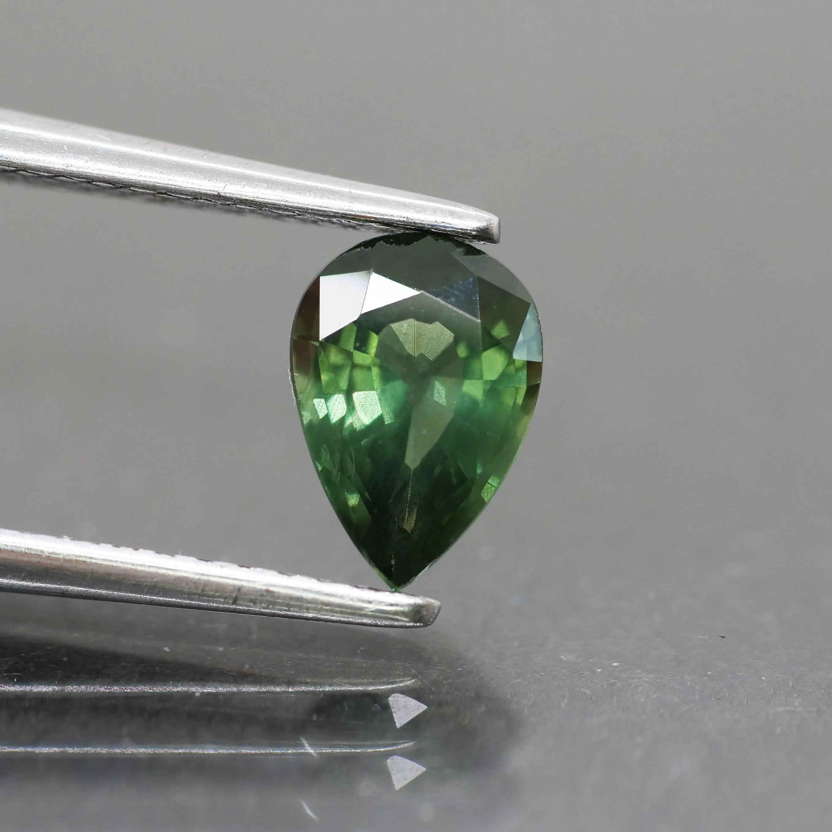 Sapphire | natural, green, pear cut 7x5 mm, VS 0.7ct