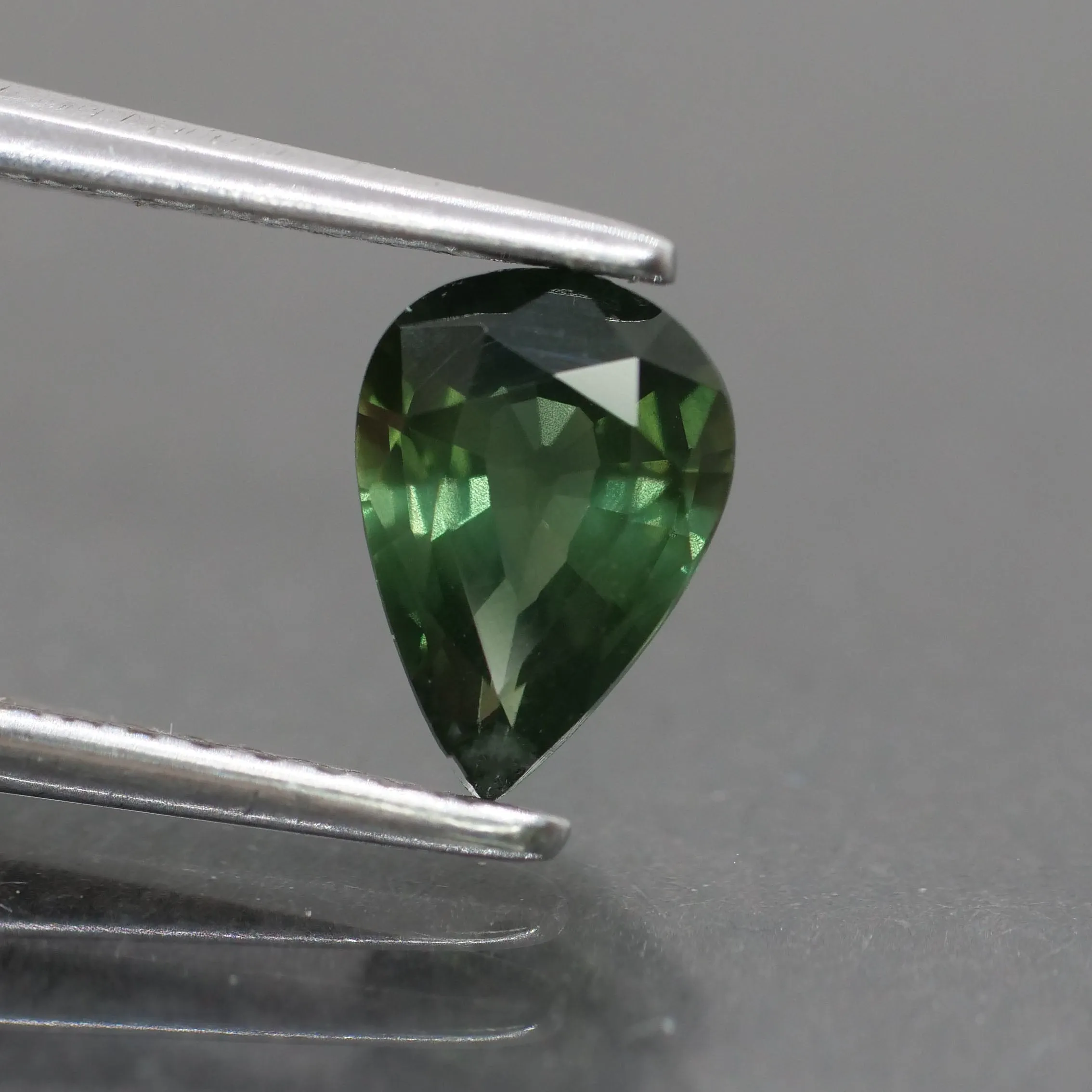 Sapphire | natural, green, pear cut 7x5 mm, VS 0.7ct