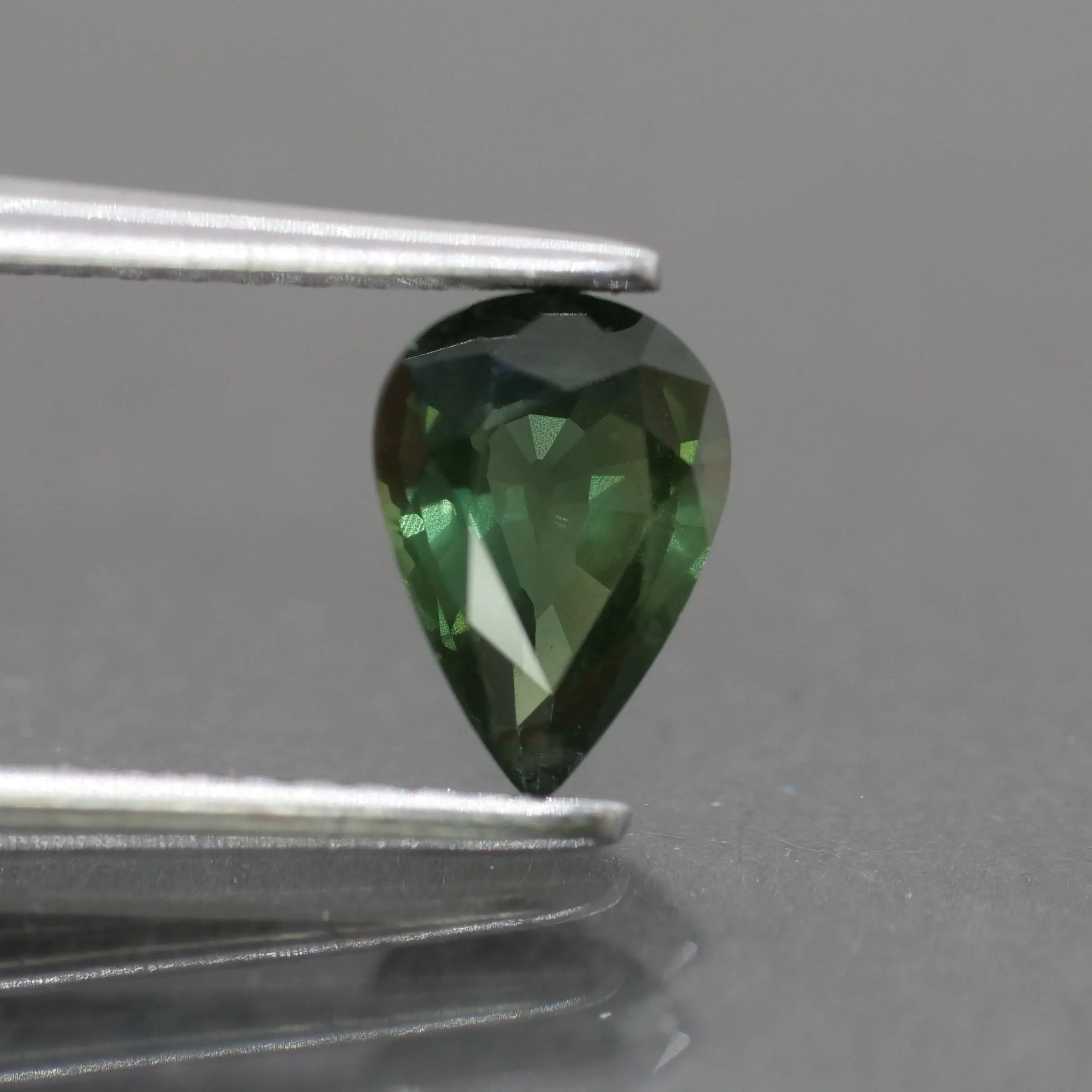 Sapphire | natural, green, pear cut 7x5 mm, VS 0.7ct