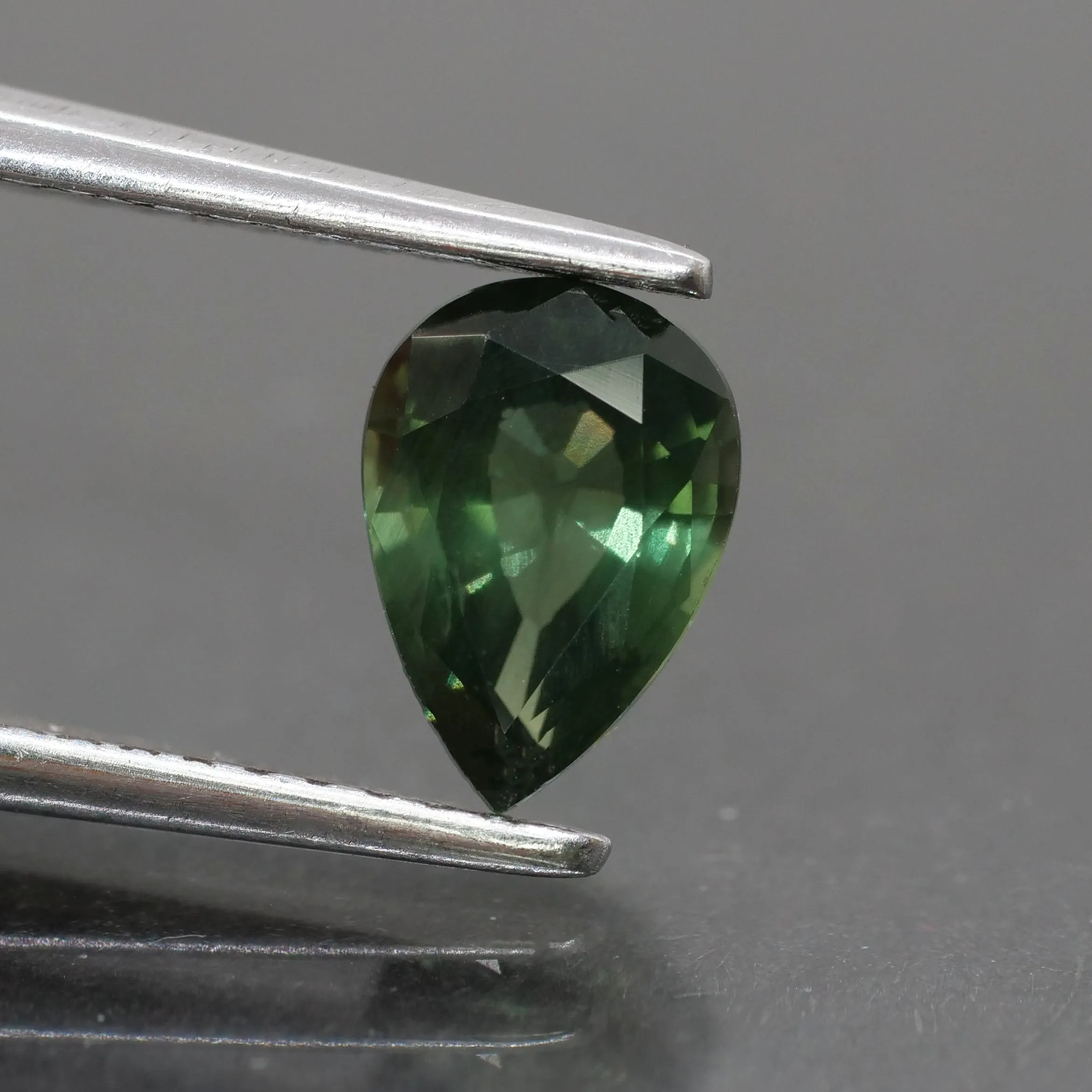 Sapphire | natural, green, pear cut 7x5 mm, VS 0.7ct