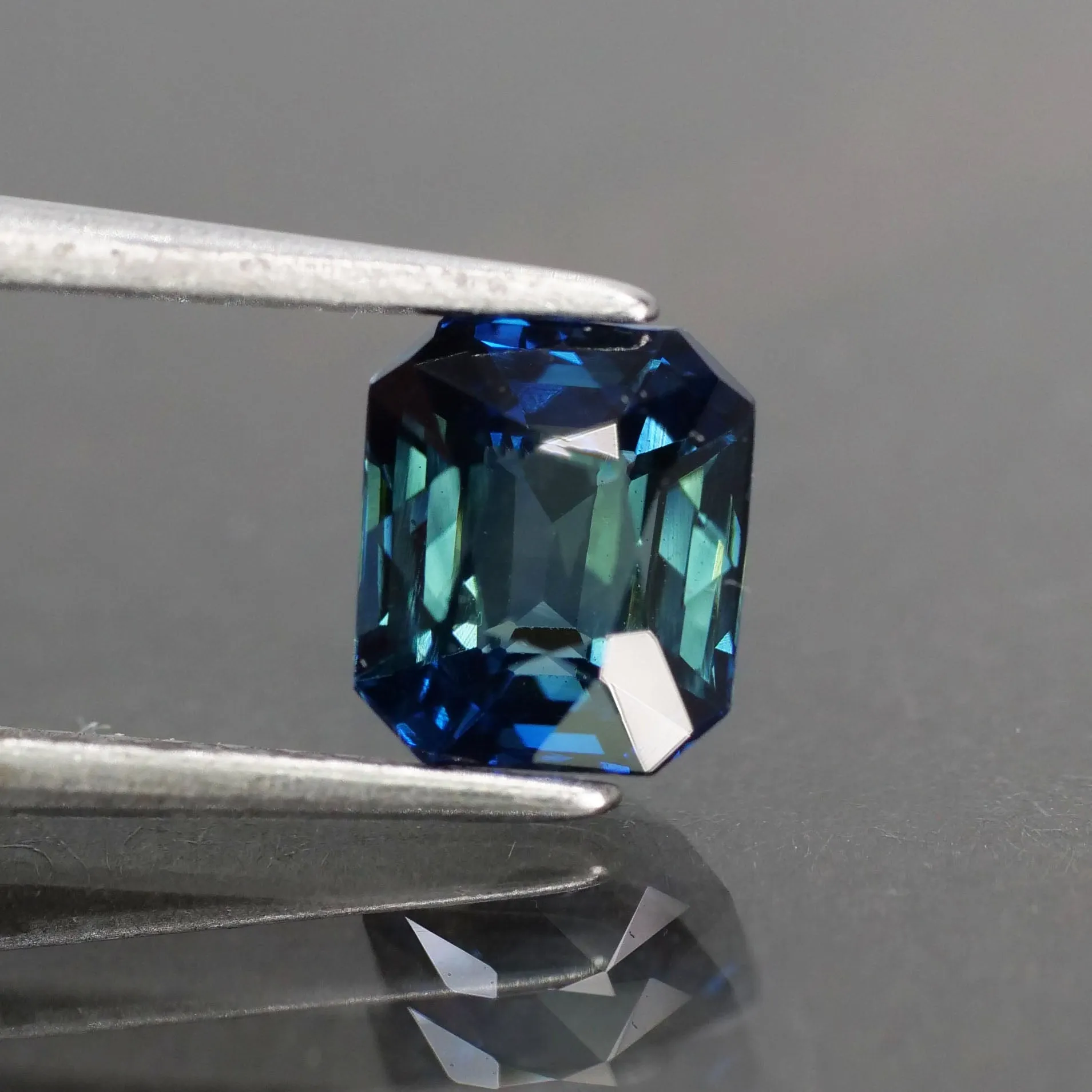 Sapphire teal blue, bluish green, bi-color, emerald cut, VVS 6x5 mm 1 ct, Australia