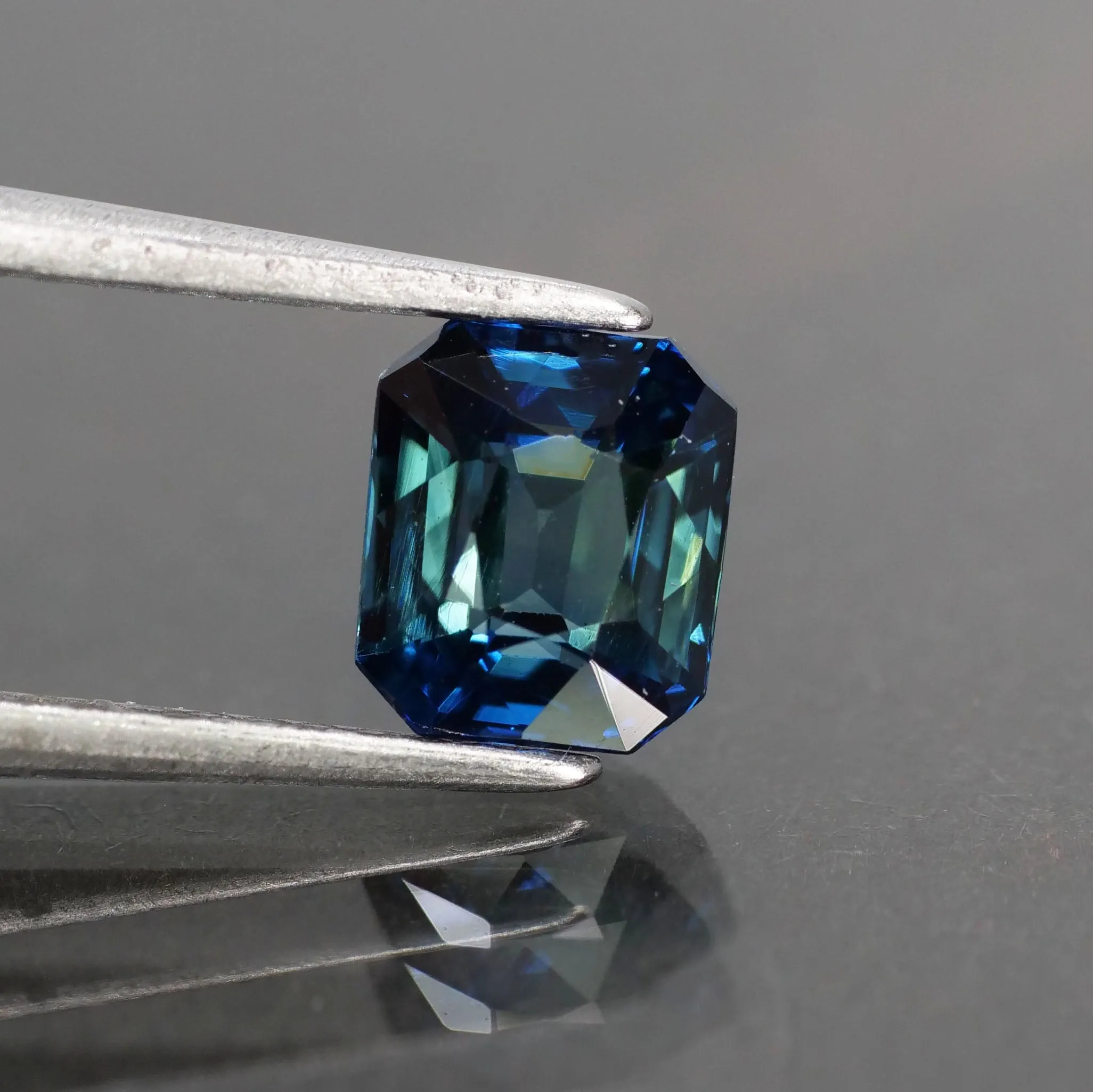 Sapphire teal blue, bluish green, bi-color, emerald cut, VVS 6x5 mm 1 ct, Australia