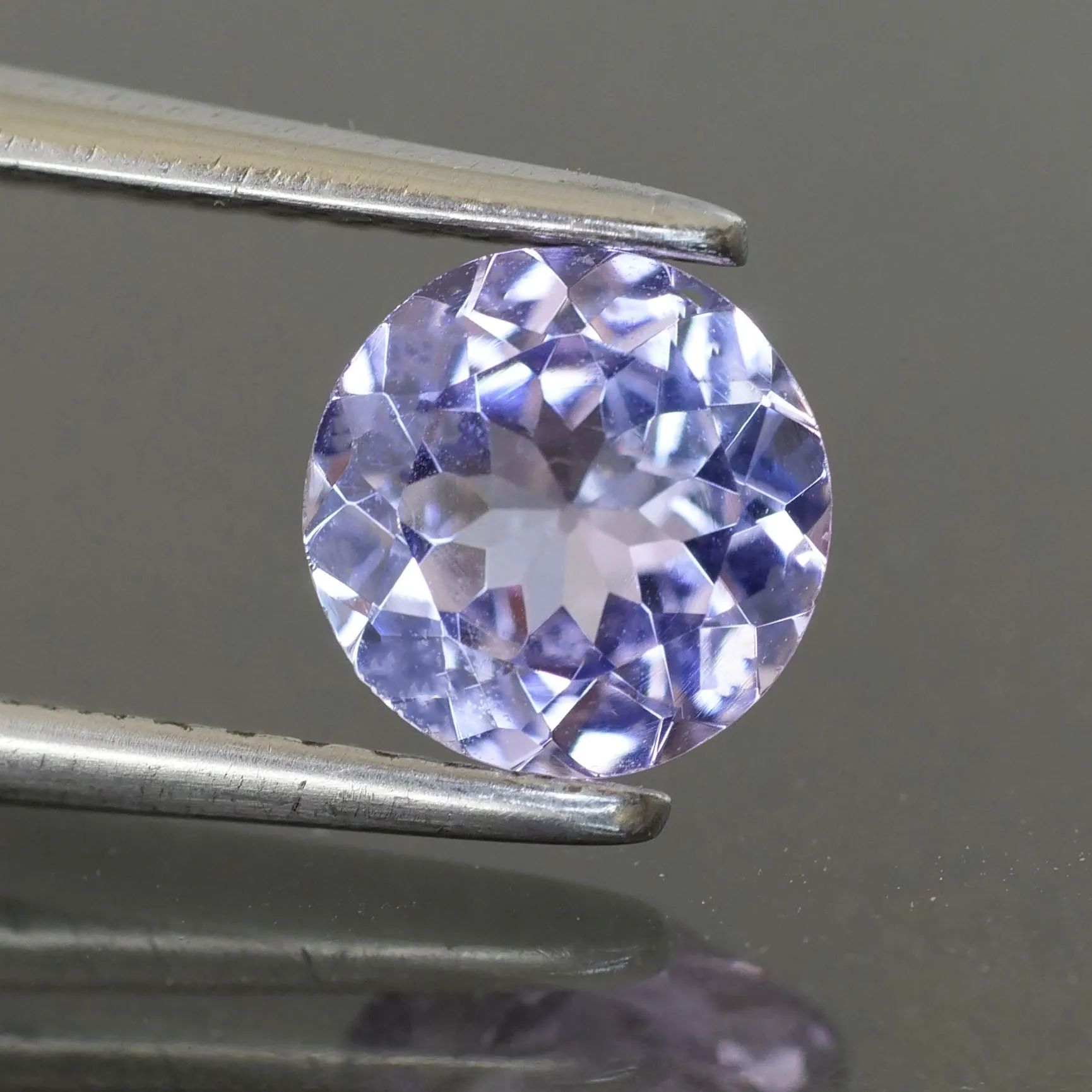 Tanzanite | natural, lavender colour, round cut 6mm VS 0.9ct