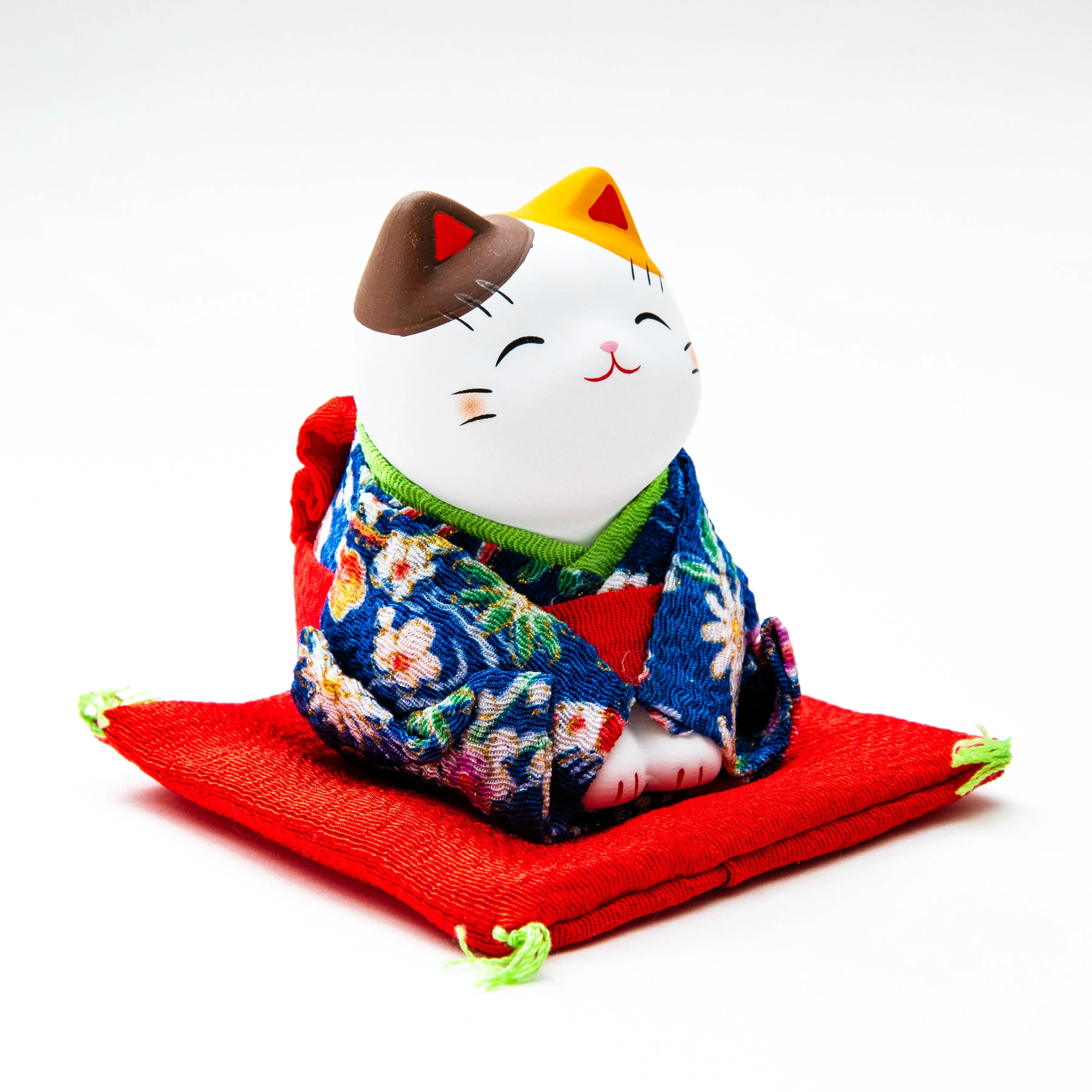 Yakushigama Ceramic Bowing Beckoning Cat with Kimono